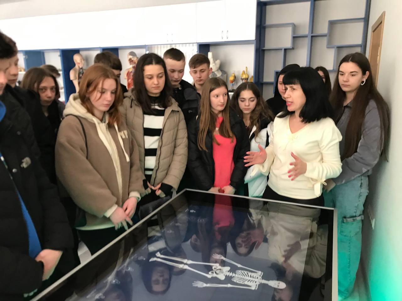 Доц. Ірина Чень демонструє роботу анатомічного стола